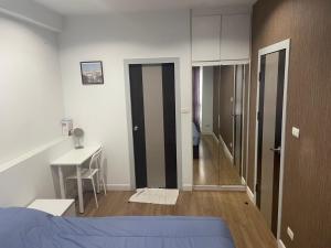 Postel nebo postele na pokoji v ubytování Vee Condo 502