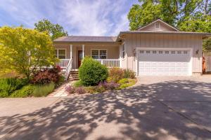 a house with a driveway and a garage at Sebastopol Hot Tub BBQ Nature & Family Fun in Sebastopol