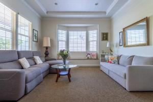 a living room with two couches and a table at Sebastopol Hot Tub BBQ Nature & Family Fun in Sebastopol +31 photos