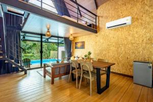 Bazén v ubytování Hom I Din Farm and Homestay nebo v jeho okolí