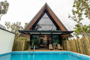 Bazén v ubytování Hom I Din Farm and Homestay nebo v jeho okolí