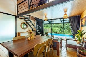 Bazén v ubytování Hom I Din Farm and Homestay nebo v jeho okolí