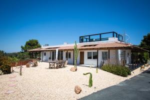 デル・マーにあるPrivate Hacienda with Heated Pool and Spa with Amazing Viewsのパティオとテーブルが前にある家