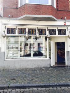 een raam met stoelen in een bakstenen gebouw bij Hotel Matuchi in Maastricht