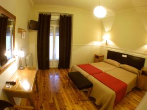 Posteľ alebo postele v izbe v ubytovaní Hostal Canovas