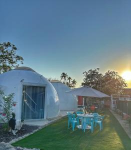 a round house with a table and chairs in a yard at Iglú Sparrow vista al cielo in Barra de Navidad