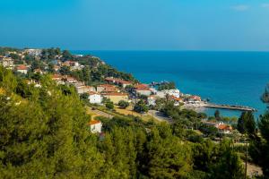 una città su una collina vicino all'oceano di Xenios Loutra Village Beach Hotel ad Ayía Paraskeví