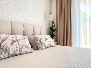 Un dormitorio con una cama con dos almohadas encima. en NARDIN Apartment, en Kavarna