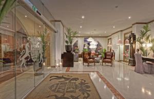 - un hall d'un immeuble avec des chaises et des tables dans l'établissement Hotel Inglaterra - Charme & Boutique, à Estoril
