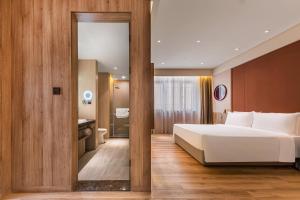 Shanghai Hongqiao Hub Minbei Road Orange Crystal Hotel客房内的一张或多张床位