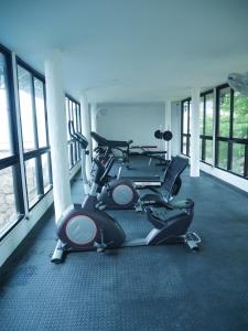 Fitness centrum a/nebo fitness zařízení v ubytování โรงแรมภูรัญญารีสอร์ทเขาใหญ่