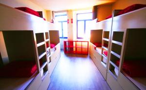 Cette chambre comprend de nombreux lits superposés. dans l'établissement PILOT Design Hostel & Bar, à Porto