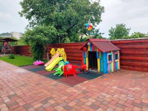 un parque infantil con tobogán y una casa de juegos en Casa SOL, en Turda