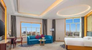 Uma cama ou camas num quarto em Metropolo Hotel Yining Development Zone Hanma Building