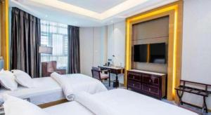Uma cama ou camas num quarto em Metropolo Hotel Yining Development Zone Hanma Building