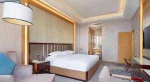 Uma cama ou camas num quarto em Metropolo Hotel Yining Development Zone Hanma Building