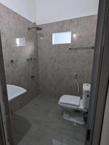 亭可马里Trinco Star Hotel的带马桶和水槽的浴室