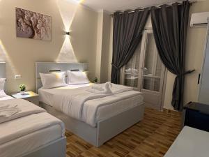 Postel nebo postele na pokoji v ubytování Sky light hotel + 20 fotografií