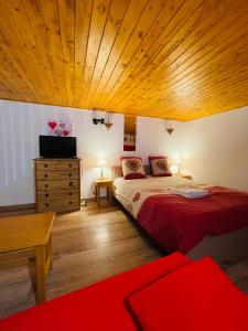 Un dormitorio con una cama y un techo de madera. en Le Gibannaz, en Les Gets