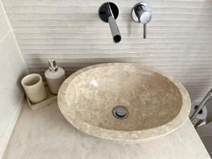 Un lavabo de piedra en un baño con en NARDIN Apartment, en Kavarna 28 fotos más