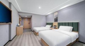 Ένα ή περισσότερα κρεβάτια σε δωμάτιο στο GreenTree Inn Taizhou Gaogang District Business Hotel