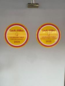 Um certificado, prêmio, placa ou outro documento exibido em Sura Hagia Sophia Hotel