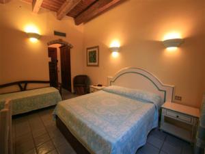 Un pat sau paturi într-o cameră la Hotel dell'Ancora