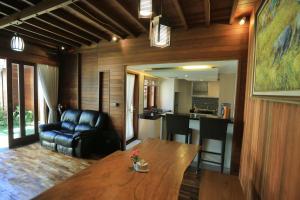 Η κουζίνα ή μικρή κουζίνα στο Raja Woods Villa