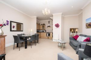 una sala de estar con un sofá y una mesa en The Cavendish, en Eastbourne