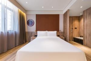 Shanghai Hongqiao Hub Minbei Road Orange Crystal Hotel客房内的一张或多张床位