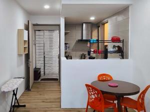 Η κουζίνα ή μικρή κουζίνα στο #2 Hann's Residence Homestay Sunset View 2R2B