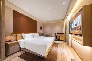Shanghai Hongqiao Hub Minbei Road Orange Crystal Hotel客房内的一张或多张床位