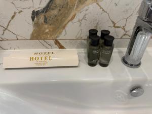 Dos botellas de hotel en el lavabo del baño. en Сердце Арбата, en Almaty