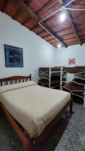 Un dormitorio con dos literas en una habitación. en Hostal La Pachamama, en Salta