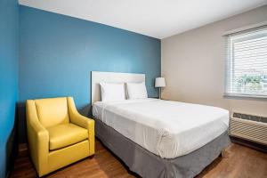 Ένα ή περισσότερα κρεβάτια σε δωμάτιο στο WoodSpring Suites Naples