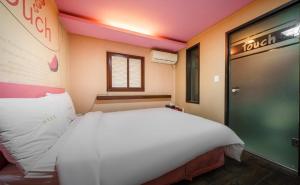 Postel nebo postele na pokoji v ubytování Hongdae Sinchon Touch Motel