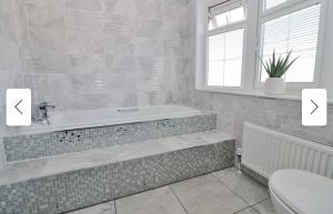 Gallery image of Luxury Lodge Escapes Unwind With Hot Tub in Netley +25 photos
