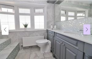 Gallery image of Luxury Lodge Escapes Unwind With Hot Tub in Netley