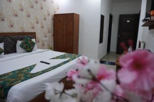 Postel nebo postele na pokoji v ubytování Hotel Frolic Stay