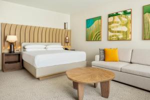 Postel nebo postele na pokoji v ubytování Hilton Waikoloa Village