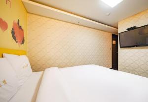 Postel nebo postele na pokoji v ubytování Hongdae Sinchon Touch Motel