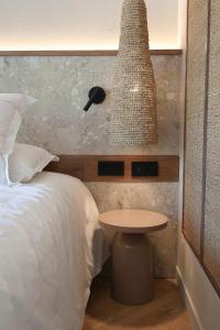Postel nebo postele na pokoji v ubytování Hotel & Restaurants - Maison Chabran