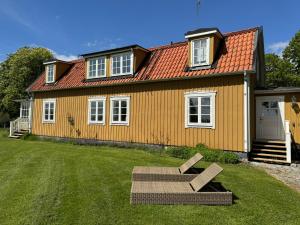 a house with a bench in front of it at Miniatyr herrgård i Bro in Bro