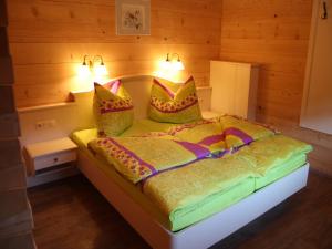 Postel nebo postele na pokoji v ubytování Cozy feel good holiday apartment in Leogang