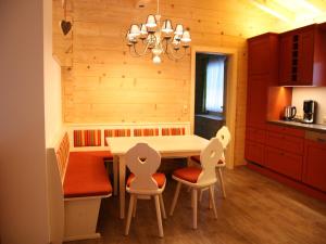 Kuchyň nebo kuchyňský kout v ubytování Cozy feel good holiday apartment in Leogang