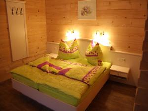 Postel nebo postele na pokoji v ubytování Cozy feel good holiday apartment in Leogang