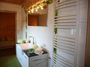 Koupelna v ubytování Cozy feel good holiday apartment in Leogang
