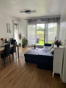 a living room with a couch and a dining room at appartement 5min gare RER Disneyland Paris val d'Europe la vallée Village parking inclus in Montévrain