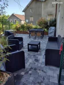 un patio con divani, tavoli e un tavolo di Gite des Campenottes a Longevelle-sur-Doubs Altre 4 foto
