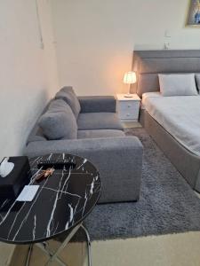 Prostor za sedenje u objektu Basement Apartments